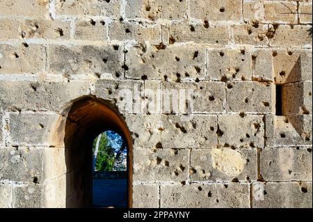 Denia, Spanien - 11. Januar 2023: Mittelalterliche Burg, eine Touristenattraktion in der Stadt. Stockfoto