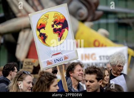 AMSTERDAM - Klimaschutzaktivisten ergreifen Maßnahmen in der ING-Zentrale. Verschiedene Organisationen fordern, dass die Bank die Finanzierung der Klimakrise einstellt und von der größten Bank in den Niederlanden eine faire Klimapolitik fordert. ANP ROBIN VAN LONKHUIJSEN niederlande raus - belgien raus Stockfoto