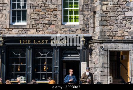 Gäste, die außerhalb des Last Drop Pub, Grassmarket, Edinburgh, Schottland, Großbritannien trinken Stockfoto