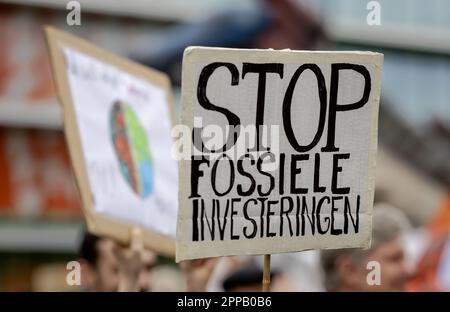 AMSTERDAM - Klimaschutzaktivisten ergreifen Maßnahmen in der ING-Zentrale. Verschiedene Organisationen fordern, dass die Bank die Finanzierung der Klimakrise einstellt und von der größten Bank in den Niederlanden eine faire Klimapolitik fordert. ANP ROBIN VAN LONKHUIJSEN niederlande raus - belgien raus Stockfoto