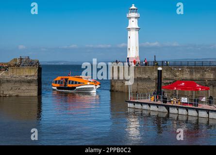 Viking Kreuzfahrtschiff Passagierschiff Ankunft am Newhaven Harbour Pier, Edinburgh, Schottland, Großbritannien Stockfoto