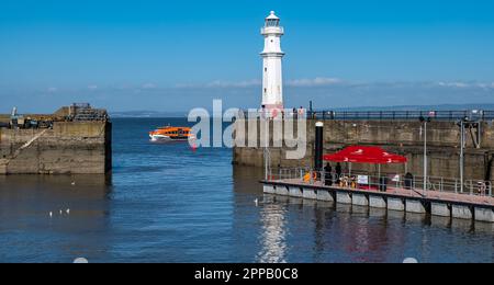 Viking Kreuzfahrtschiff Passagierschiff Ankunft am Newhaven Harbour Pier, Edinburgh, Schottland, Großbritannien Stockfoto