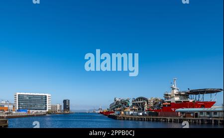 Blick auf die Hafenanlegestelle von Leith mit der Destillerie Port of Leith und dem Offshore-Versorgungsschiff Technip Apache II mit Hubschrauberdeck, Edinburgh, Schottland, Großbritannien Stockfoto