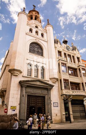 Badajoz, Spanien - 24. Juni 2022: Kirche an der Plaza de Soledad und Faithful an der Ausfahrt Stockfoto