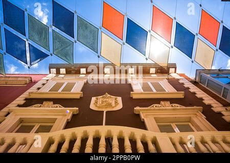 Badajoz, Spanien - 24. Juni 2022: Fassade eines Herrenhauses in den Gassen mit bunten Markisen im Zentrum von Badajoz Stockfoto