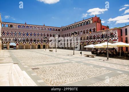 Badajoz, Spanien - 24. Juni 2022: Fassaden der farbenfrohen Gebäude und Häuser auf dem Alta-Platz in Badajoz (Spanien) Stockfoto