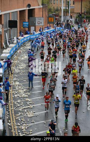 London, Großbritannien. 23. April 2023 Der TCS London Marathon 2023. Läufer des London Marathons. Bei Regen feuern die Zuschauer die London Marathon-Läufer an. Mehr als 40.000 Läufer fahren 26,2 km durch die Straßen der Hauptstadt, von Greenwich und Blackheath bis zum Ziel in der Mall, über Rotherhithe, Bermondsey, Canary Wharf und The City. Kredit: Waldemar Sikora/Alamy Live News. Stockfoto