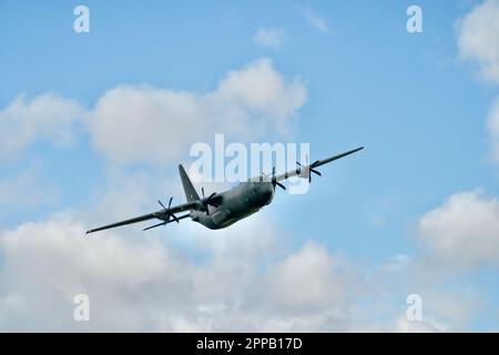 Das Bild zeigt einen C-130 Hercules am Mach Loop in Nordwales, wo das Flugzeug in den Tälern fliegt und so gute Fotos machen kann. Stockfoto