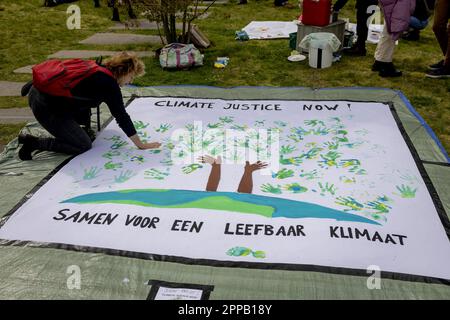 AMSTERDAM - Klimaschutzaktivisten ergreifen Maßnahmen in der ING-Zentrale. Verschiedene Organisationen fordern, dass die Bank die Finanzierung der Klimakrise einstellt und von der größten Bank in den Niederlanden eine faire Klimapolitik fordert. ANP ROBIN VAN LONKHUIJSEN niederlande raus - belgien raus Stockfoto