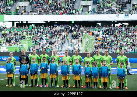 Wolfsburg, Deutschland. 23. April 2023. Fußball, Frauen: Champions League, VfL Wolfsburg - Arsenal WFC, K.O.-Runde, Halbfinale, erste Etappe, Volkswagen Arena. Wolfsburgs Spieler stehen zusammen. Kredit: Swen Pförtner/dpa/Alamy Live News Stockfoto