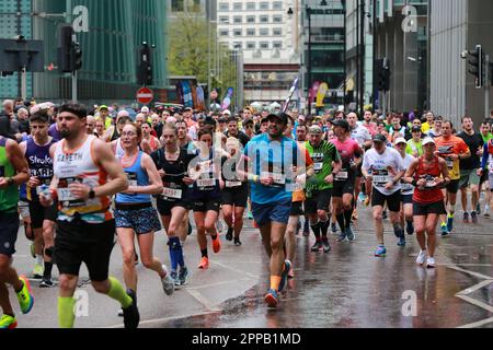 London, Großbritannien. 23. April 2023 Der TCS London Marathon 2023. Läufer des London Marathons. Bei Regen feuern die Zuschauer die London Marathon-Läufer an. Mehr als 40.000 Läufer fahren 26,2 km durch die Straßen der Hauptstadt, von Greenwich und Blackheath bis zum Ziel in der Mall, über Rotherhithe, Bermondsey, Canary Wharf und The City. Kredit: Waldemar Sikora/Alamy Live News. Stockfoto