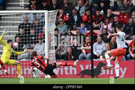 Boscombe, Dorset, Großbritannien. 23. April 2023;23. April 2023; Vitality Stadium, Boscombe, Dorset, England: Premier League Football, AFC Bournemouth gegen West Ham United; Declan Rice von West Ham schießt und trifft in 43. Minute für 0-3 Punkte: Action Plus Sports Images/Alamy Live News Stockfoto