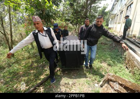 Kathmandu, NE, Nepal. 23. April 2023. Am 23. April 2023 wird ein Leopard aus einer menschlichen Siedlung in Kirtipur am südlichen Stadtrand von Kathmandu in Nepal gerettet und eingesperrt. Die Einschleppung von Leoparden in nahe gelegene menschliche Siedlungen wurde als Hauptgrund für die Zunahme der Konflikte zwischen Mensch und Tier in Nepal angeführt. (Kreditbild: © Aryan Dhimal/ZUMA Press Wire) NUR REDAKTIONELLE VERWENDUNG! Nicht für den kommerziellen GEBRAUCH! Kredit: ZUMA Press, Inc./Alamy Live News Stockfoto