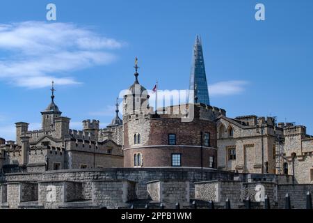 London Tower of London Frühling 2023 der Tower of London, offiziell der Königspalast seiner Majestät und die Festung des Tower of London, ist ein historisches castl Stockfoto