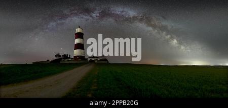 Die Milchstraße über dem Happisburgh Lighthouse, Norfolk Stockfoto