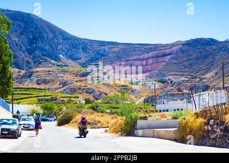 Malerischer Blick auf die Ausläufer des Berges Profitis Ilias, umgeben von Weinbergen, die berühmte Assyrtiko-Weißweine aus Episcopi Gonias, Santorin erzeugen Stockfoto