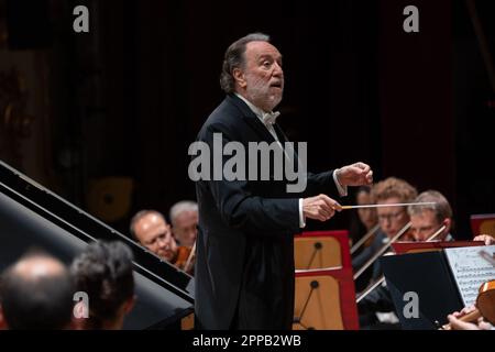 Brescia, Italien. 22. April 2023. Das La Scala Theater Orchestra tritt im Grande Theater in Brescia auf, geleitet von Riccardo Chailly im Film: Riccardo Chailly tritt auf der Bühne auf. Kredit: NurPhoto SRL/Alamy Live News Stockfoto