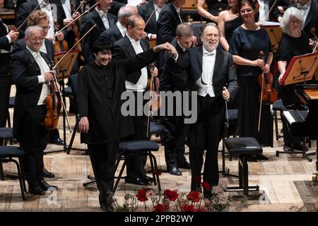 Brescia, Italien. 22. April 2023. Das La Scala Theater Orchestra tritt im Grande Theater in Brescia auf, geleitet von Riccardo Chailly auf dem Bild: Von links nach rechts Pianist Mao Fujita und Dirigent Riccardo Chailly, würdigen den Applaus des Publikums. Kredit: NurPhoto SRL/Alamy Live News Stockfoto