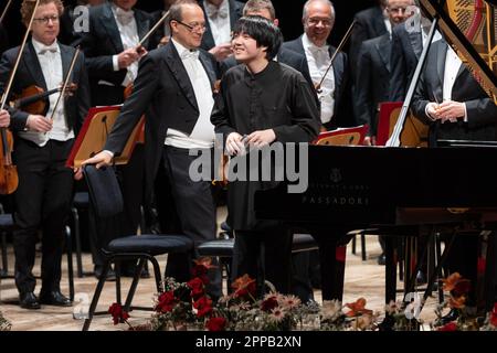 Brescia, Italien. 22. April 2023. Das La Scala Theater Orchestra tritt im Grande Theater in Brescia auf, geleitet von Riccardo Chailly im Film: Der Pianist Mao Fujita erkennt den Applaus des Publikums an. Kredit: NurPhoto SRL/Alamy Live News Stockfoto