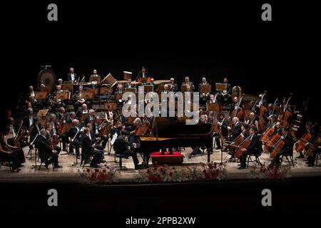 Brescia, Italien. 22. April 2023. Das La Scala Theater Orchestra tritt im Grande Theater in Brescia auf, geleitet von Riccardo Chailly im Film: Das Teatro La Scala Orchester, geleitet von Riccardo Chailly mit Pianist Mao Fujita Credit: NurPhoto SRL/Alamy Live News Stockfoto