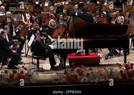 Brescia, Italien. 22. April 2023. Das La Scala Theater Orchestra tritt im Grande Theater in Brescia auf, geleitet von Riccardo Chailly im Film: Mao Fujita tritt auf der Bühne auf. Kredit: NurPhoto SRL/Alamy Live News Stockfoto