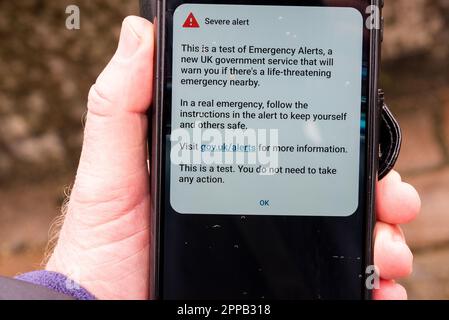 Tower Hill, London, Großbritannien. 23. April 2023. Ein Testalarm wurde an die Handys aller in Großbritannien um 15:00 gesendet, um das UK Emergency Alert System zu testen. Das Warnsystem wurde am 19. März 2023 gestartet, um die Öffentlichkeit vor Not- und lebensbedrohlichen Situationen an ihrem Standort zu warnen. Es wird an alle mobilen Geräte gesendet, die 4G- und 5G-Netze in den betroffenen Gebieten nutzen, und umfasst eine Textnachricht und ein akustisches Warnsignal Stockfoto