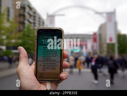 Ein Notfalltest auf einem Telefonbildschirm vor dem Halbfinalspiel des Emirates FA Cup im Wembley Stadium, London. Foto: Sonntag, 23. April 2023. Stockfoto