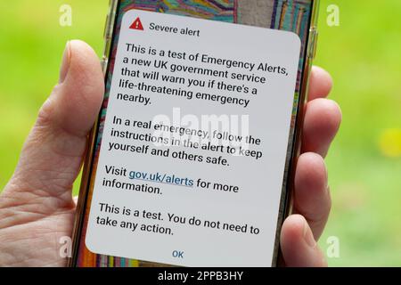 London, Großbritannien. 23. April 2023. Um genau 3pm hat die britische Regierung ein nationales Notrufsystem für Mobiltelefone getestet, das in Zukunft verwendet werden kann, um Nachrichten über Lebensgefahr durch Feuer, Überschwemmungen oder terroristische Vorfälle zu senden. Es wurde ein spezieller Alarm ausgegeben, und eine Textmeldung mit weiteren Informationen wurde auf dem Bildschirm angezeigt. Kredit: Anna Watson/Alamy Live News Stockfoto