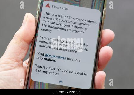 London, Großbritannien. 23. April 2023. Um genau 3pm hat die britische Regierung ein nationales Notrufsystem für Mobiltelefone getestet, das in Zukunft verwendet werden kann, um Nachrichten über Lebensgefahr durch Feuer, Überschwemmungen oder terroristische Vorfälle zu senden. Es wurde ein spezieller Alarm ausgegeben, und eine Textmeldung mit weiteren Informationen wurde auf dem Bildschirm angezeigt. Kredit: Anna Watson/Alamy Live News Stockfoto