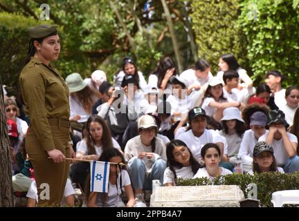 Jerusalem, Israel. 02. Februar 2014. Israelische Studenten sitzen während einer Gedenkfeier am Mt. Herzl Militärfriedhof in Jerusalem am Sonntag, den 23. April 2023. Israel wird am 24. April den Gedenktag für Soldaten und Terroropfer bei Sonnenuntergang begehen. Foto von Debbie Hill/ Kredit: UPI/Alamy Live News Stockfoto