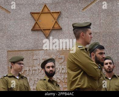 Jerusalem, Israel. 02. Februar 2014. Israelische Soldaten besuchen den Mt. Herzl Militärfriedhof in Jerusalem am Sonntag, den 23. April 2023. Israel wird am 24. April den Gedenktag für Soldaten und Terroropfer bei Sonnenuntergang begehen. Foto von Debbie Hill/ Kredit: UPI/Alamy Live News Stockfoto