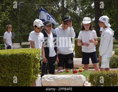 Jerusalem, Israel. 02. Februar 2014. Israelische Studenten besuchen die Gräber gefallener Soldaten am Mt. Herzl Militärfriedhof in Jerusalem am Sonntag, den 23. April 2023. Israel wird am 24. April den Gedenktag für Soldaten und Terroropfer bei Sonnenuntergang begehen. Foto von Debbie Hill/ Kredit: UPI/Alamy Live News Stockfoto