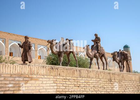 KHIVA, USBEKISTAN - 07. SEPTEMBER 2022: Skulpturenzusammensetzung "Caravan" an der Mauer der Altstadt von Ichan-Kala, Khiva. Usbekistan Stockfoto