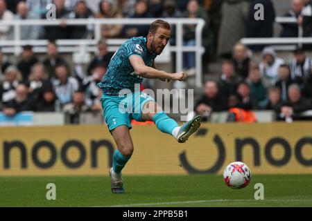 Newcastle, Großbritannien. 23. April 2023Tottenham Harry Kane von Hotspur schießt und erzielt ihr erstes Tor während des Premier League-Spiels zwischen Newcastle United und Tottenham Hotspur in St. James's Park, Newcastle, Sonntag, den 23. April 2023. (Foto: Mark Fletcher | MI News) Guthaben: MI News & Sport /Alamy Live News Stockfoto