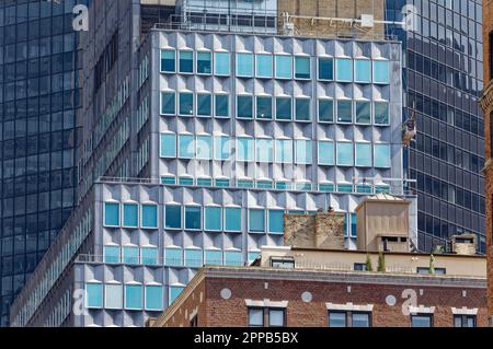 Hellblaues Glas und graue Aluminiumpaneele bilden die Art déco-Fassade des National Distillers Building, 99 Park Avenue in Murray Hill, Manhattan. Stockfoto