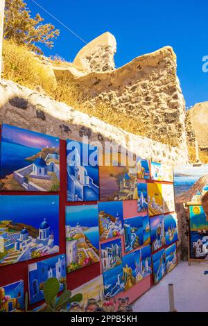 Gemälde mit traditionellen Santorin-Szenen werden in Pyrgos Kallistis ausgestellt. Seine steilen, mittelalterlichen Gassen beherbergen Weinbars, Tavernen, Galerien, Stockfoto