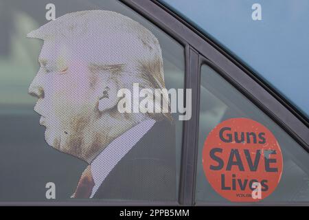 Seitenansicht von Donald John Trump (45. President of the United States of America), der auf dem Rücksitz eines Autos sitzt. Stockfoto