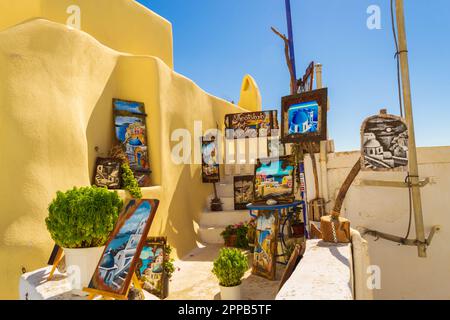 Gemälde mit traditionellen Santorin-Szenen werden in Pyrgos Kallistis ausgestellt. Seine steilen, mittelalterlichen Gassen beherbergen Weinbars, Tavernen, Galerien, Stockfoto