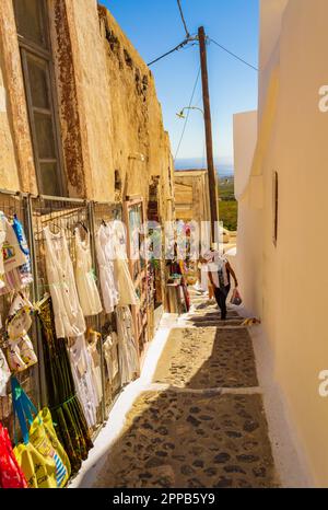 Enge Gasse mit traditionellen Souvenirs in Pyrgos Kallistis. Hilltop Pyrgos Kallistis befindet sich in den Ausläufern des Berges Profitis Ilias, Stockfoto