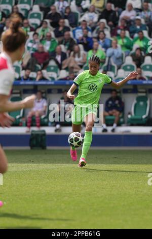 Wolfsburg, Deutschland. 23. April 2023. Wolfsburg, Deutschland, April 23. 2023: Sveindis Jonsdottir ( 23 Wolfsburg ) während des Viertelfinalspiels der UEFA Womens Champions League zwischen VFL Wolfsburg und dem FC Arsenal in der Volkswagen Arena in Wolfsburg. (Julia Kneissl/SPP) Kredit: SPP Sport Press Photo. Alamy Live News Stockfoto