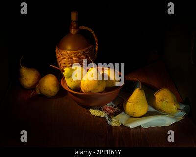 Reife gelbe Birnen auf einem Holztisch und schwarzem Hintergrund. Stillleben. Stockfoto