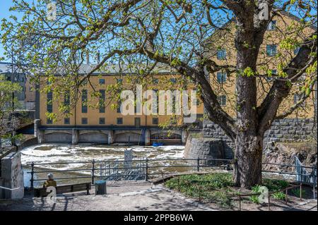 Stromschnellen in der historischen Industrielandschaft im Frühling in Norrköping, Schweden Stockfoto