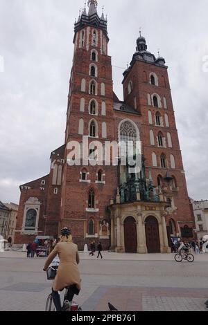 Marienkirche auf Rynek Glówny - Marktplatz in der Altstadt von Krakau, Polen Stockfoto