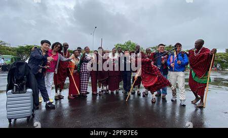 (230423) -- DAR es SALAAM, 23. April 2023 (Xinhua) -- Chinesische Touristen werden am 22. April 2023 am internationalen Flughafen Kilimanjaro in der Region Kilimandscharo, Tansania, willkommen geheißen. Eine Gruppe von 28 chinesischen Touristen an Bord von Ethiopian Airlines landete am Samstagnachmittag am Kilimanjaro International Airport (KIA), der sich im Hai-Bezirk, Kilimandscharo-Region, Tansania befindet. Sie sind die erste Gruppe von Touristen aus China nach der Pandemie nach Tansania, eine der weltweit führenden Touristenattraktionen. ZU GEHEN MIT 'Tansania erhält erste Charge chinesischer Touristen nach der Pandemie' (Foto von Stockfoto