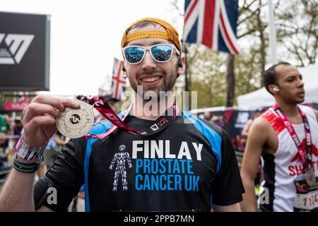 London, Großbritannien. 23. April 2023 Finlay zeigt seine Medaille am Ende des TCS London Marathon. 45.000 Spitzensportler, Clubläufer und Spaßläufer nehmen an der beliebten jährlichen Massenveranstaltung Teil, bei der große Summen für wohltätige Zwecke gesammelt werden. Kredit: Stephen Chung / EMPICS / Alamy Live News Stockfoto