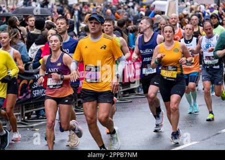 Teilnehmer am TCS London Marathon 2023 am 23. April 2023 in London, Vereinigtes Königreich Der London Marathon ist ein Langstreckenlauf-Event, das erstmals 1981 durchgeführt wurde und seitdem jedes Jahr im Frühjahr stattfindet. Die Rasse ist vor allem als öffentliche Rasse bekannt, bei der normale Menschen ihre Elfen herausfordern und gleichzeitig große Geldsummen für verschiedene Wohltätigkeitsorganisationen sammeln können. Stockfoto