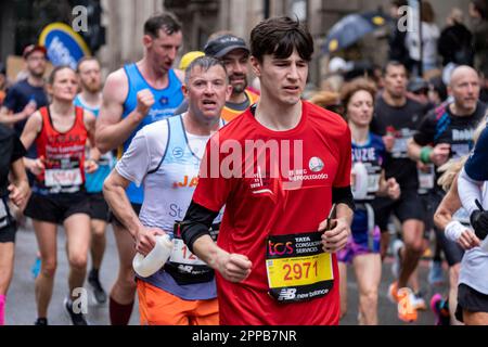 Teilnehmer am TCS London Marathon 2023 am 23. April 2023 in London, Vereinigtes Königreich Der London Marathon ist ein Langstreckenlauf-Event, das erstmals 1981 durchgeführt wurde und seitdem jedes Jahr im Frühjahr stattfindet. Die Rasse ist vor allem als öffentliche Rasse bekannt, bei der normale Menschen ihre Elfen herausfordern und gleichzeitig große Geldsummen für verschiedene Wohltätigkeitsorganisationen sammeln können. Stockfoto