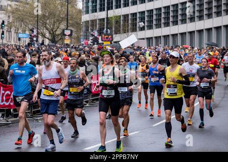 Teilnehmer am TCS London Marathon 2023 am 23. April 2023 in London, Vereinigtes Königreich Der London Marathon ist ein Langstreckenlauf-Event, das erstmals 1981 durchgeführt wurde und seitdem jedes Jahr im Frühjahr stattfindet. Die Rasse ist vor allem als öffentliche Rasse bekannt, bei der normale Menschen ihre Elfen herausfordern und gleichzeitig große Geldsummen für verschiedene Wohltätigkeitsorganisationen sammeln können. Stockfoto