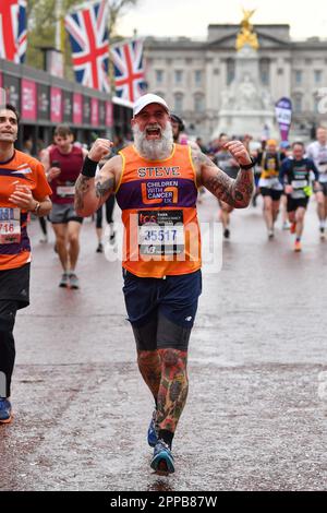 London, Großbritannien. 23. April 2023. TCS 2023 London Marathon; Ein Läufer überquert die Ziellinie Credit: Action Plus Sports/Alamy Live News Stockfoto
