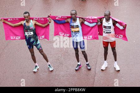 London, Großbritannien. 23. April 2023. Kenias Kelvin Kiptum (C), Kenias Geoffrey Kamworor (R) und äthiopiens Tamirat Tola posieren nach dem Herrenrenrenrenrennen beim London Marathon 2023 in London, Großbritannien, am 23. April 2023. Kredit: Li Ying/Xinhua/Alamy Live News Stockfoto